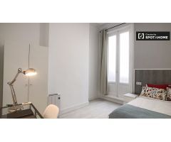 Acogedora habitación en piso de 10 habitaciones en Malasanña, Madrid