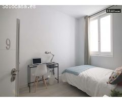 Acogedora habitación en piso de 10 habitaciones en Malasanña, Madrid