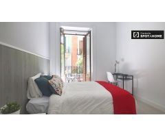 Acogedora habitación en piso de 10 habitaciones en Malasanña, Madrid