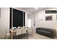 Acogedora habitación en piso de 10 habitaciones en Malasanña, Madrid