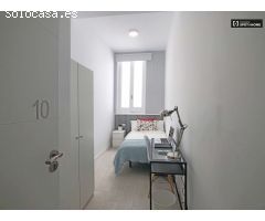 Acogedora habitación en piso de 10 habitaciones en Malasanña, Madrid
