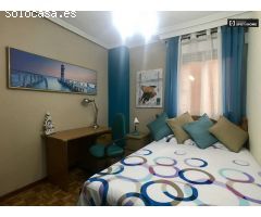 Encantadora habitación en apartamento de 5 dormitorios en Alcalá de Henares
