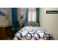 Encantadora habitación en apartamento de 5 dormitorios en Alcalá de Henares