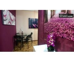 Encantadora habitación en apartamento de 5 dormitorios en Alcalá de Henares