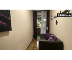 Encantadora habitación en apartamento de 5 dormitorios en Alcalá de Henares