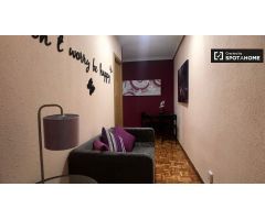 Encantadora habitación en apartamento de 5 dormitorios en Alcalá de Henares