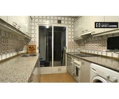 Encantadora habitación en apartamento de 5 dormitorios en Alcalá de Henares