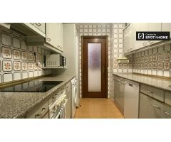 Encantadora habitación en apartamento de 5 dormitorios en Alcalá de Henares