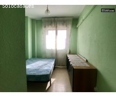 Habitación amueblada en un apartamento de 3 dormitorios en Carabanchel