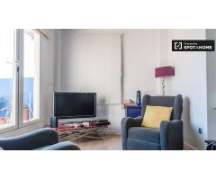 Soleado apartamento de 3 dormitorios con hermosa terraza en alquiler cerca del metro en Patraix
