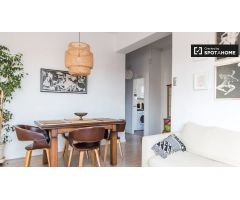 Soleado apartamento de 3 dormitorios con hermosa terraza en alquiler cerca del metro en Patraix
