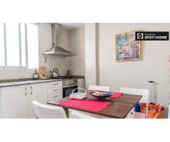 Soleado apartamento de 3 dormitorios con hermosa terraza en alquiler cerca del metro en Patraix