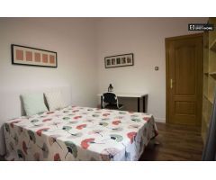 Amplia habitación en alquiler en apartamento de 5 dormitorios en Cuatro Caminos