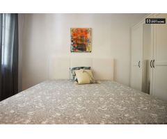 Se alquila habitación luminosa en apartamento de 5 dormitorios en Cuatro Caminos