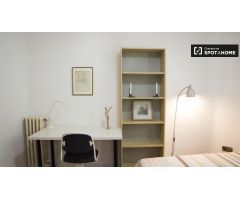Elegante habitación en alquiler en un apartamento de 5 dormitorios en Cuatro Caminos