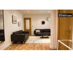 Elegante habitación en alquiler en un apartamento de 5 dormitorios en Cuatro Caminos