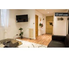 Elegante habitación en alquiler en un apartamento de 5 dormitorios en Cuatro Caminos