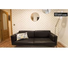 Elegante habitación en alquiler en un apartamento de 5 dormitorios en Cuatro Caminos