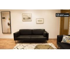 Elegante habitación en alquiler en un apartamento de 5 dormitorios en Cuatro Caminos