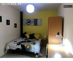 Se alquila habitación soleada en piso de 6 dormitorios en Alcalá de Henares
