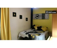 Se alquila habitación soleada en piso de 6 dormitorios en Alcalá de Henares