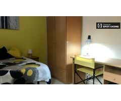Se alquila habitación soleada en piso de 6 dormitorios en Alcalá de Henares