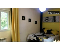 Se alquila habitación soleada en piso de 6 dormitorios en Alcalá de Henares