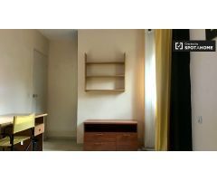 Se alquila habitación soleada en piso de 6 dormitorios en Alcalá de Henares
