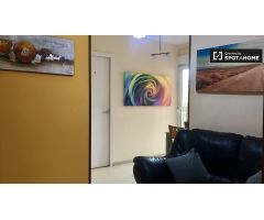 Se alquila habitación soleada en piso de 6 dormitorios en Alcalá de Henares