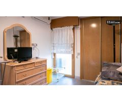 Se alquila habitación hogareña en apartamento de 3 dormitorios en Moratalaz