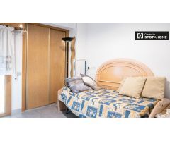Se alquila habitación hogareña en apartamento de 3 dormitorios en Moratalaz