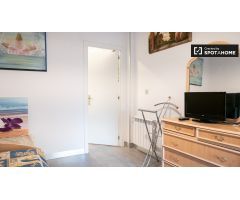 Se alquila habitación hogareña en apartamento de 3 dormitorios en Moratalaz