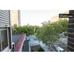Se alquila habitación hogareña en apartamento de 3 dormitorios en Moratalaz