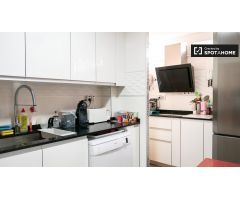 Se alquila habitación hogareña en apartamento de 3 dormitorios en Moratalaz