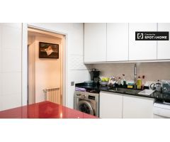 Se alquila habitación hogareña en apartamento de 3 dormitorios en Moratalaz