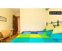 Cómoda habitación en alquiler en piso de 6 dormitorios en Alcalá de Henares
