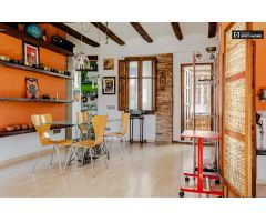 Apartamento con carácter con balcón en alquiler en la histórica Ciutat Vella