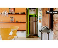 Apartamento con carácter con balcón en alquiler en la histórica Ciutat Vella