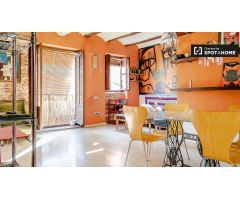 Apartamento con carácter con balcón en alquiler en la histórica Ciutat Vella