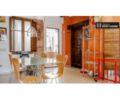 Apartamento con carácter con balcón en alquiler en la histórica Ciutat Vella