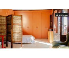Apartamento con carácter con balcón en alquiler en la histórica Ciutat Vella