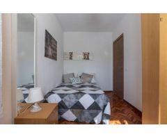 Se alquila habitación en apartamento de 5 dormitorios en Alcalá de Henares.