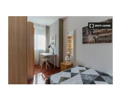 Se alquila habitación en apartamento de 5 dormitorios en Alcalá de Henares.