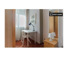 Se alquila habitación en apartamento de 5 dormitorios en Alcalá de Henares.