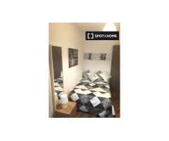 Se alquila habitación en apartamento de 5 dormitorios en Alcalá de Henares.