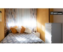 Habitación luminosa en alquiler en apartamento de 5 dormitorios en Alcalá de Henares.