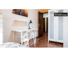 Habitación luminosa en alquiler en apartamento de 5 dormitorios en Alcalá de Henares.