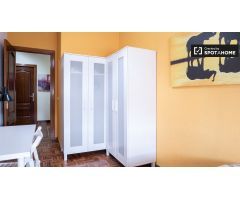 Habitación luminosa en alquiler en apartamento de 5 dormitorios en Alcalá de Henares.