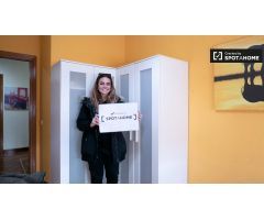 Habitación luminosa en alquiler en apartamento de 5 dormitorios en Alcalá de Henares.