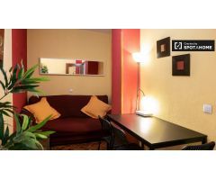 Habitación luminosa en alquiler en apartamento de 5 dormitorios en Alcalá de Henares.